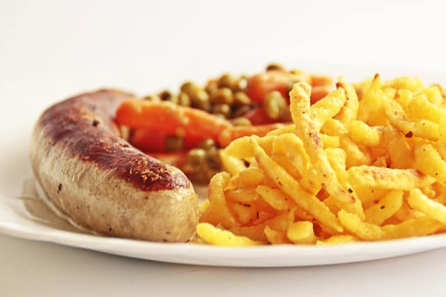 Prato alemão salsicha, batata e vegetais