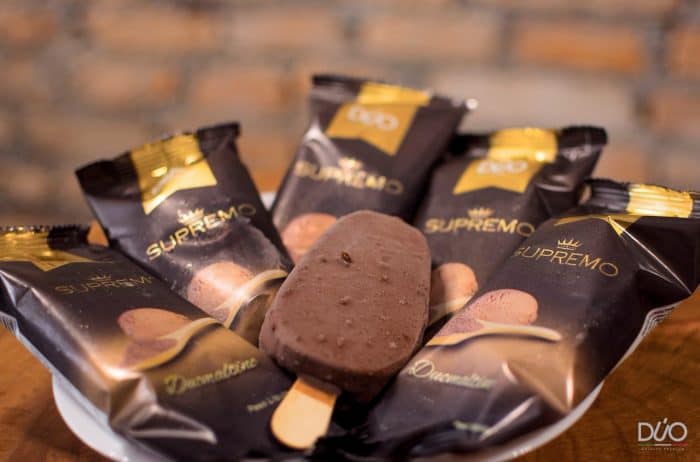 Duo Gelatto Sorvetes de chocolate em um prato