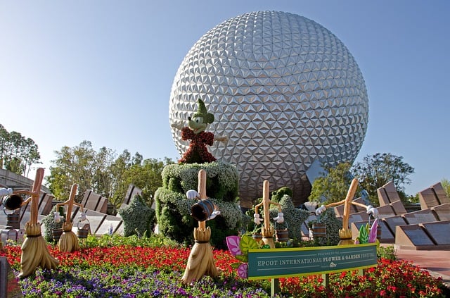 Entrada do Epcot Escultura e jardim do Epcot