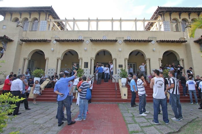 Frente de casarão com pessoas Frente de casarão com pessoas