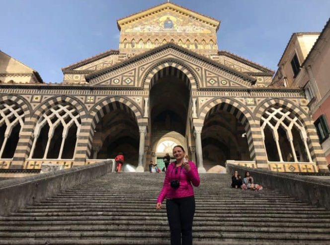Igreja de Amalfi Frente de igreja em Amalfi e turista na escada