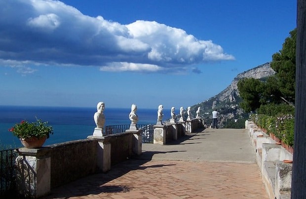 Villa Cimbrone Costa Amalfitana: Rua com esculturas e mar e montanha ao fundo
