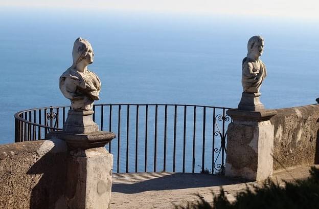 Mirante na Villa Cimbrone Costa Amalfitana: Mirante com esculturas e mar ao fundo