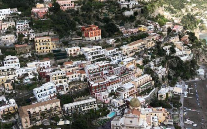 Típicas casas de Positano Costa Amalfitana: Casas coloridas nas montanhas de Positano