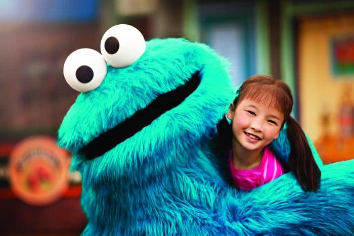 Sesame in the Sea World 2019 Criança abraçando boneco azul
