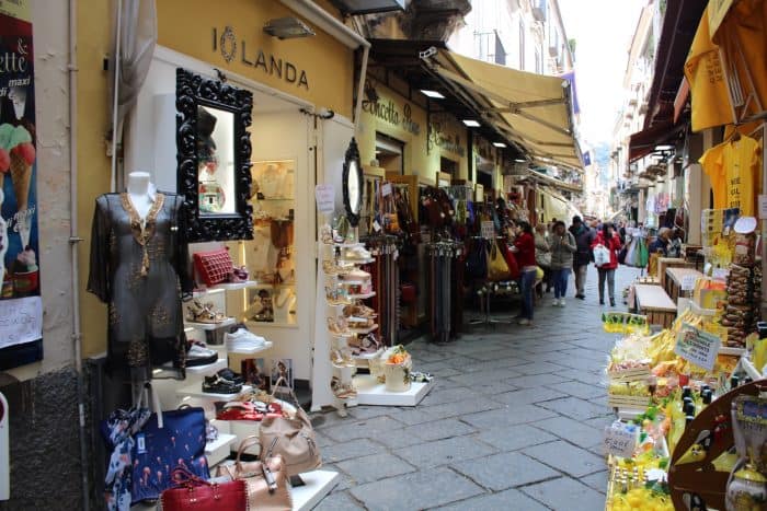 Comércio de Sorrento Lojas de rua com produtos diversos