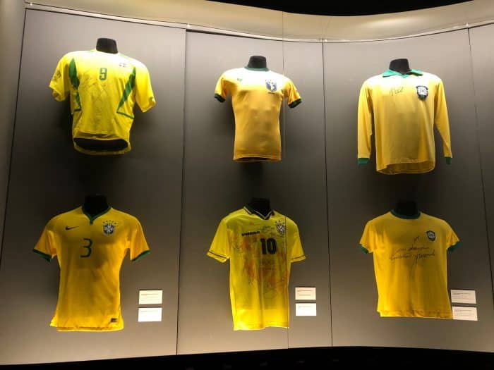 Camisas da seleção brasileira de futebol expostas Camisas da seleção brasileira de futebol expostas