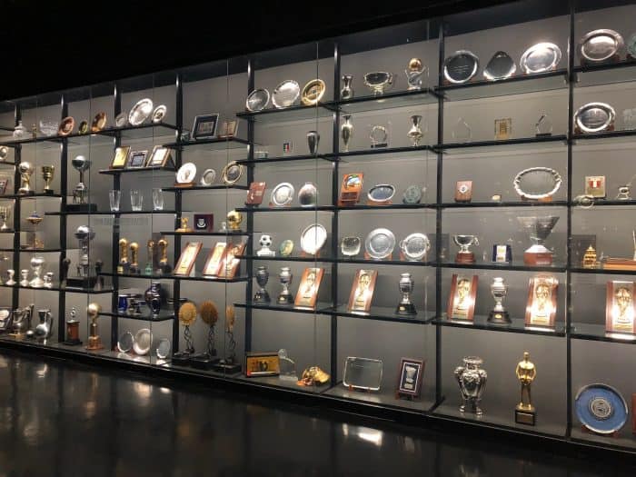 Troféus e outros prêmios expostos em estantes Troféus e outros prêmios expostos em estantes