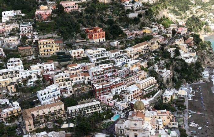 Casas coloridas na montanha
