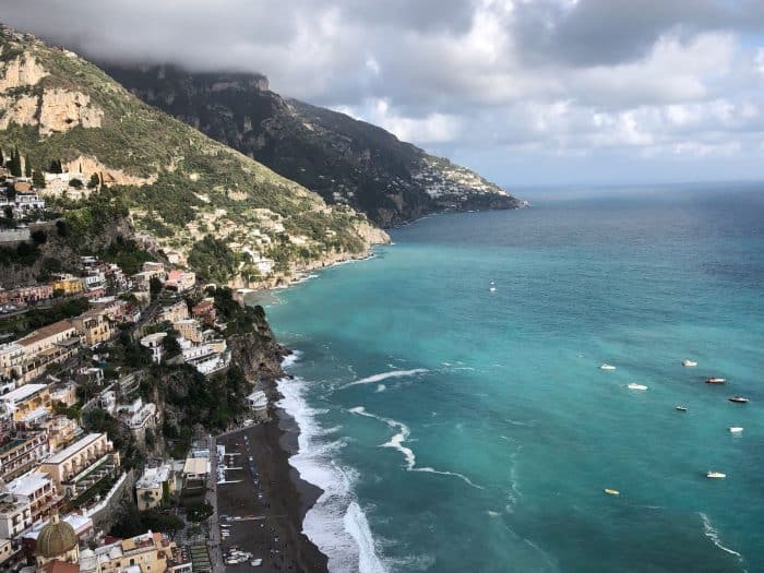 Paisagem de Positano Casas em montanhas e mar com diferentes tons de azul