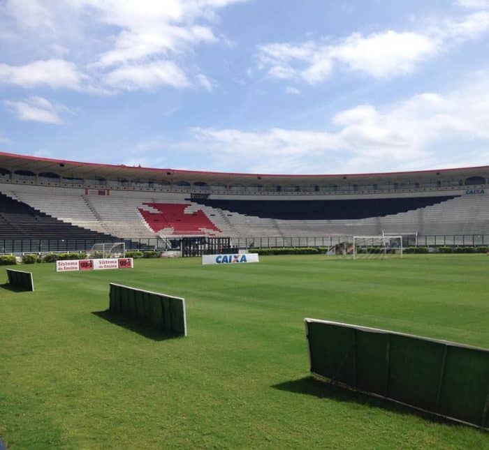Estádio com arquibancada pintada e vazia Estádio com arquibancada pintada e vazia