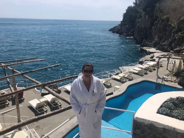 Vista para piscina e mar ao fundo