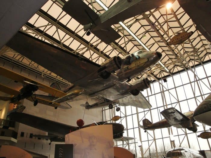 Museu Aeroespacial nos Estados Unidos Aviões em exposição dentro de galpão