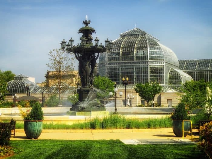 Jardim Botânico de Washingtion, D.C. Jardim com fonte e prédio ao fundo