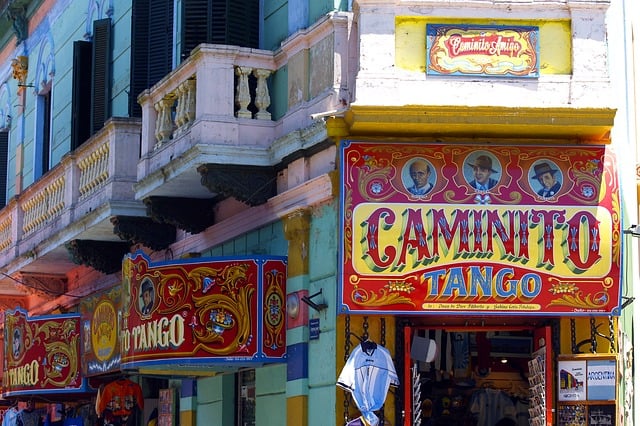 Fachada do Caminito e comércio local