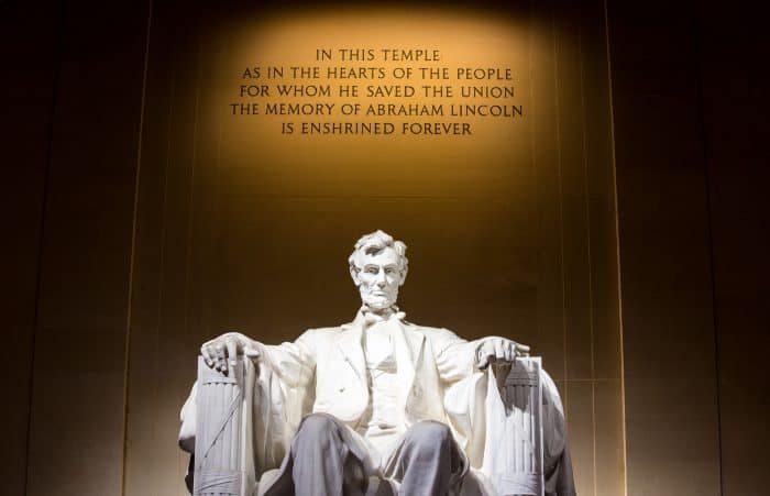 Lincoln Memorial Monumento do presidente Lincoln com frase ao fundo