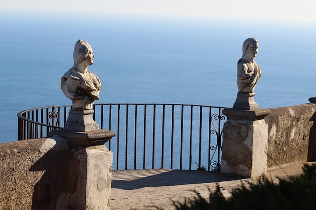 Mirante com esculturas e mar ao fundo