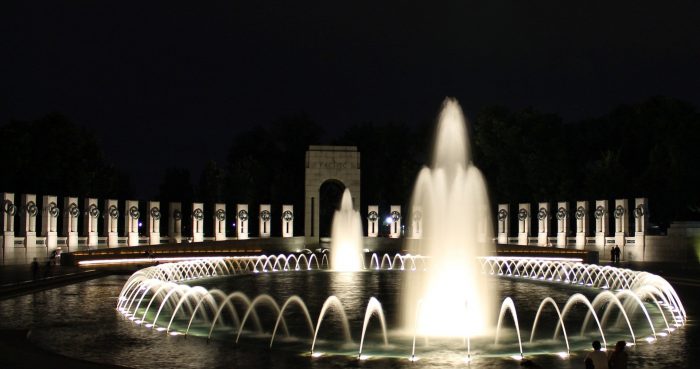 Memorial II Guerra Mundial em Washington, D.C Fontes com luzes durante a noite