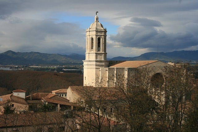grande igreja em vista panorâmica de Girona