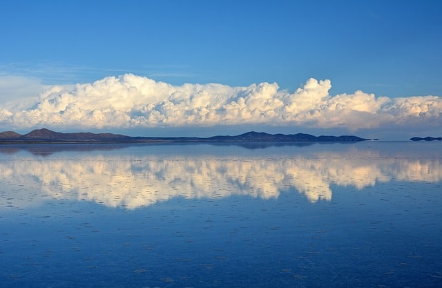 Reflexo do céu no solo na Bolívia