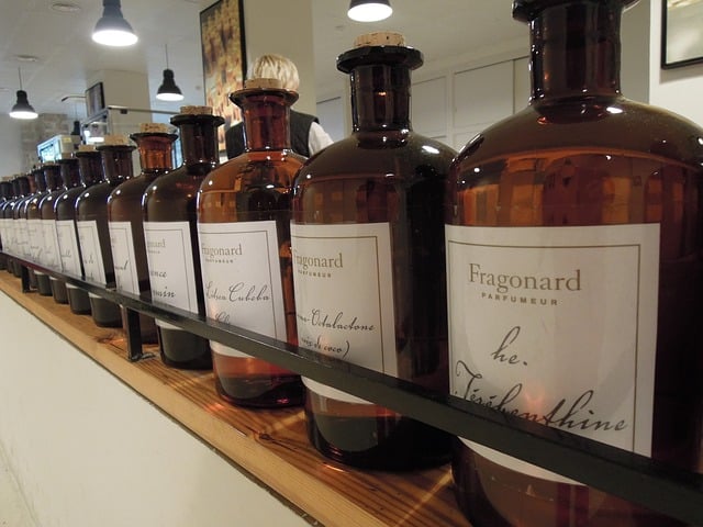 bonitos vidros de perfume alinhados em expositor