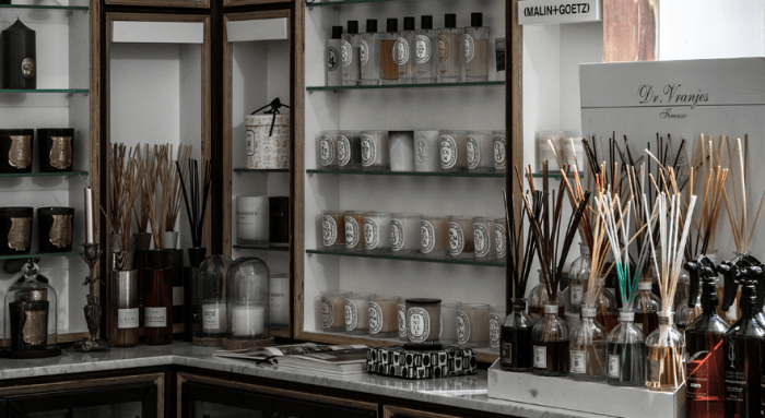 Laboratório com diversos frascos e referências de essências