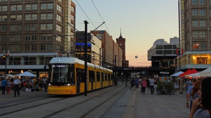 trem nas ruas de Berlim Trem de superfície passando pela Alexanderplatz, em Berlim