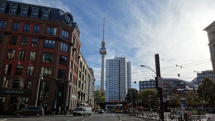 A Torre de TV de Berlim na Alexanderplatz A Torre de TV entre prédios de Berlim