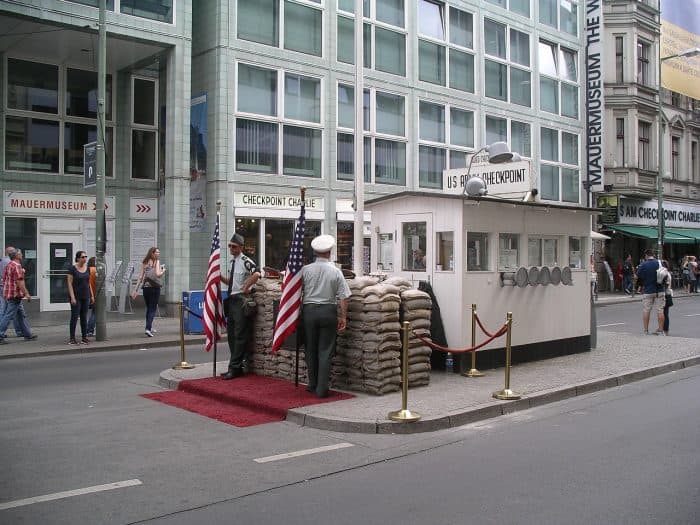 Réplica do Checkpoint Charlie Réplica de posto militar em Berlim