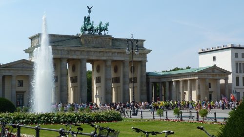 grande portão de frente para uma praça na cidade de Berlim