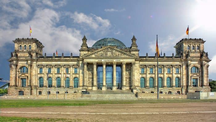 Palácio do Reichstag Palácio grandioso com bandeiras da Alemanha
