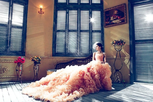 Mulher em ambiente glamuroso Mulher com vestido luxuoso posando para foto