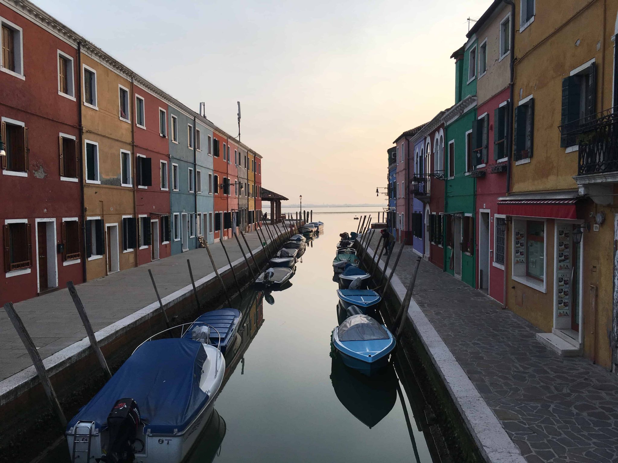 Paisagem de Murano Casas coloridas e o canal de Murano