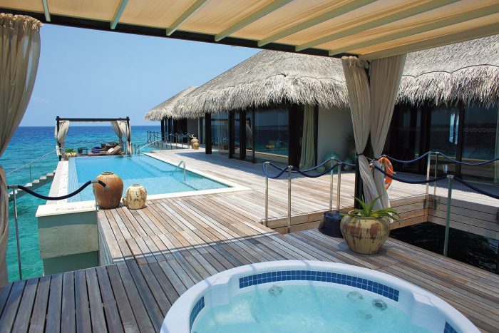 Hotel de luxo Maldivas Ofurô com vista para piscina e mar das Maldivas