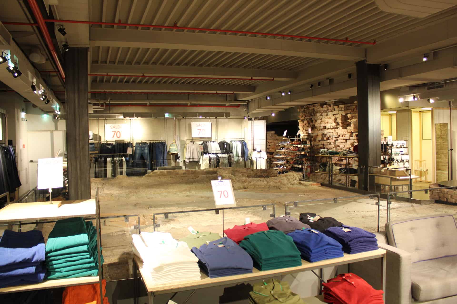 Loja da Benetton em Verona Sítio arqueológico no meio da loja da Benetton