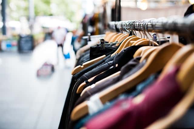 Arara de roupas em loja Roupas femininas expostas em loja