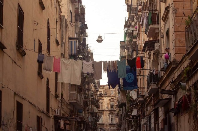 Varais com roupas entre prédios de Nápoles