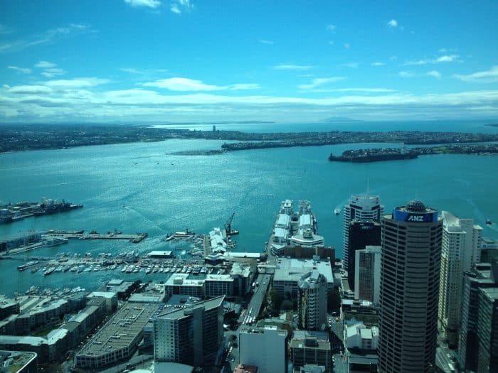 Vista da Sky Tower de Auckland Vista panorâmica da Sky Tower de Auckland