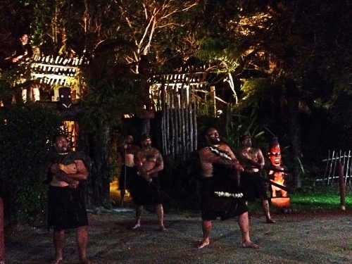Tribo Maori dançando dança Haka