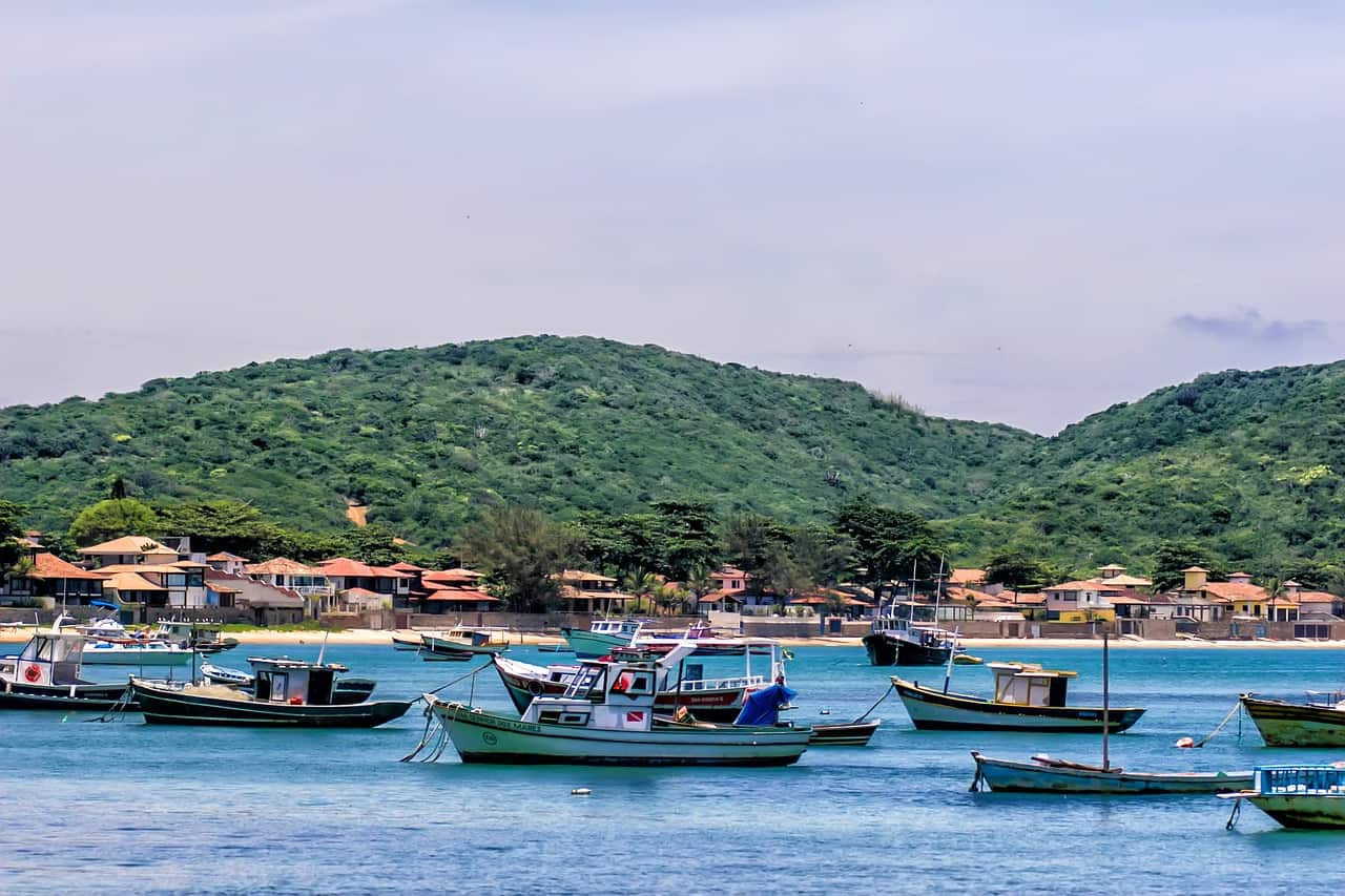 Barcos em praia de Búzios Barcos em praia de Búzios