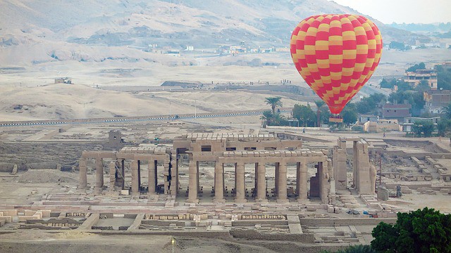 Balão sobrevoando o Vale dos Reis no Egito