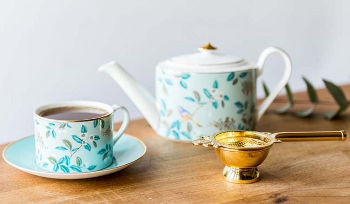 bule e xícara de chá feitos de porcelana