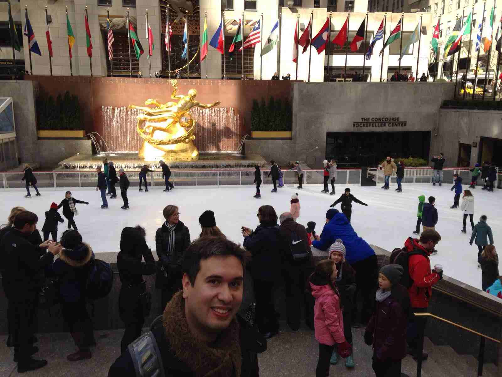 Turista tira foto com o rockefeller center ao fundo Turista tira foto com o rockefeller center ao fundo