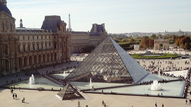 Área externa do Museu do Louvre