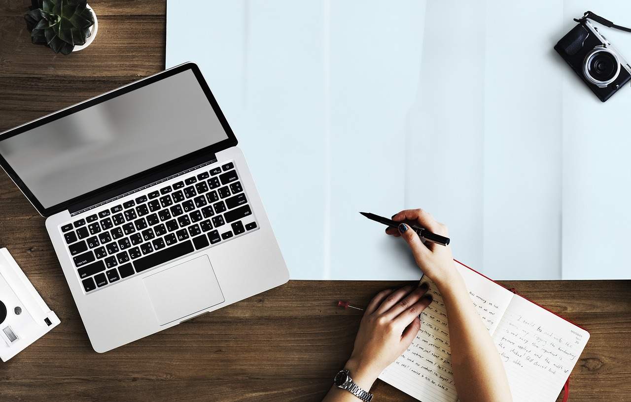 Planejamento de viagem: computador, câmera e caderno Planejamento de viagem: computador, câmera e caderno
