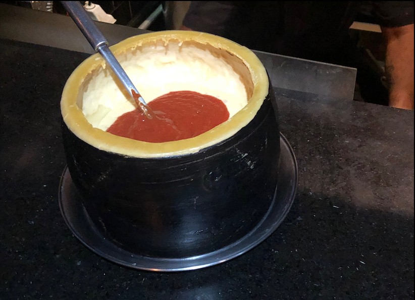 Molho de tomate misturado ao queijo parmesão 
