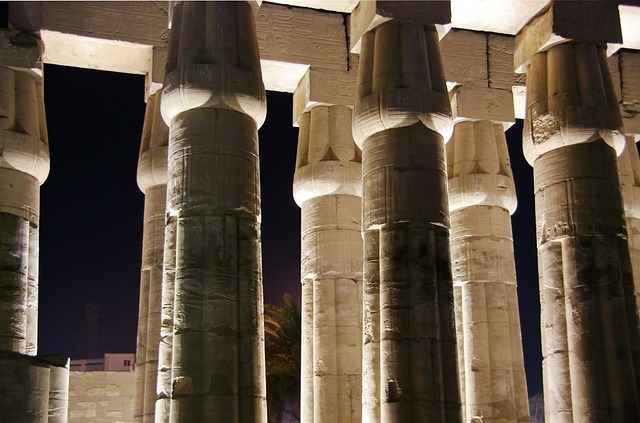 Templo de Luxor de noite