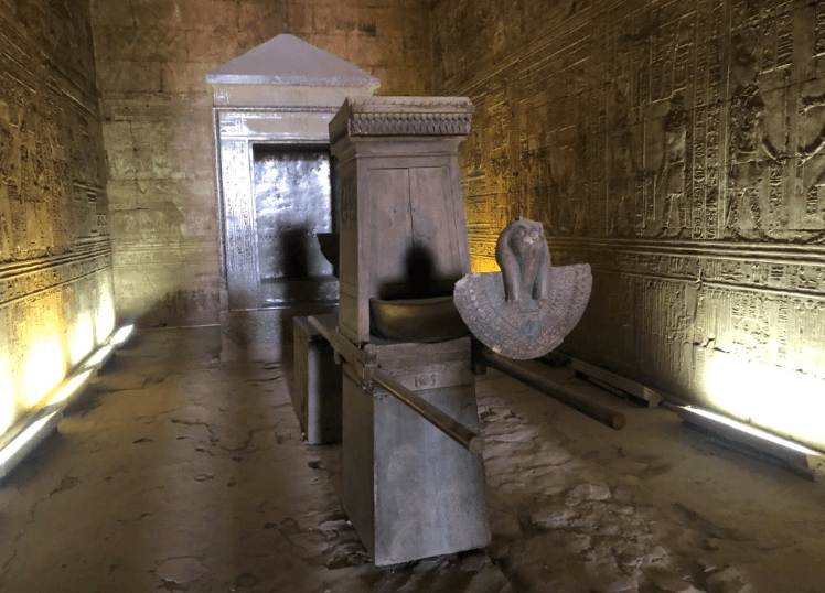 Como é o Templo de Edfu por dentro
