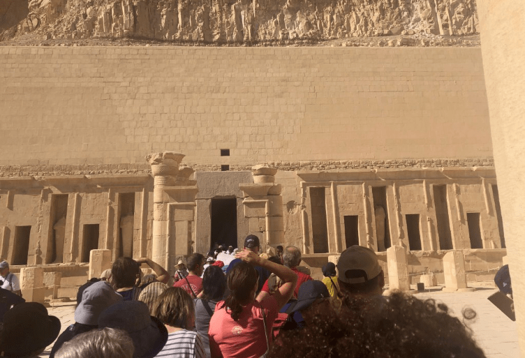 Fila no interior do Templo de Hatshepsut