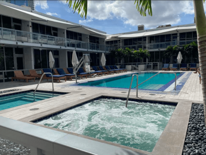 curadoria em hoteis de luxo em miami Piscina e jacuzzi em Miami